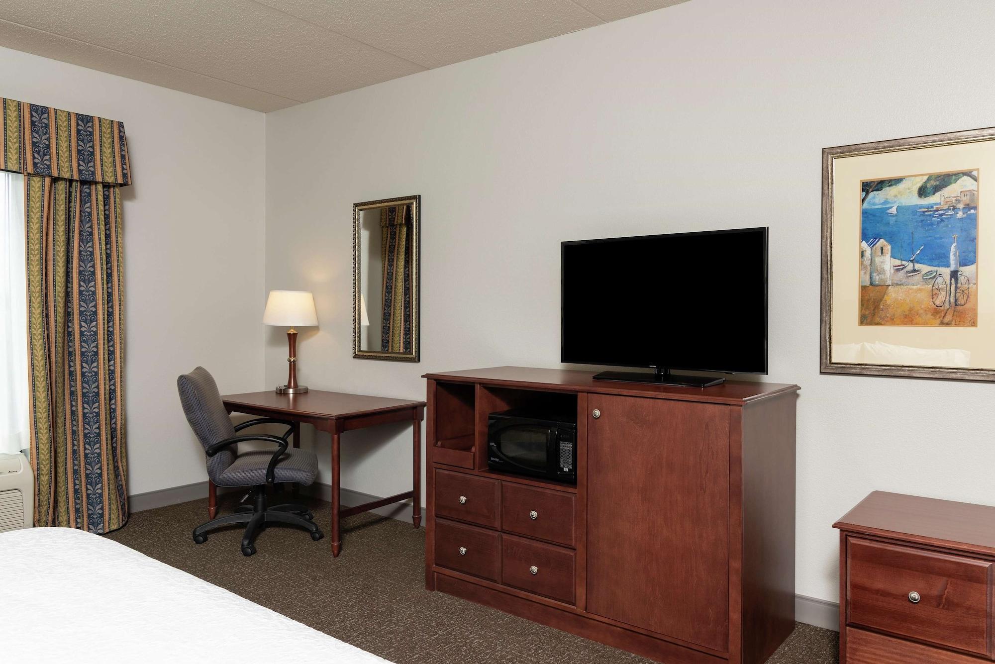Hampton Inn & Suites Indianapolis-Airport Exterior photo