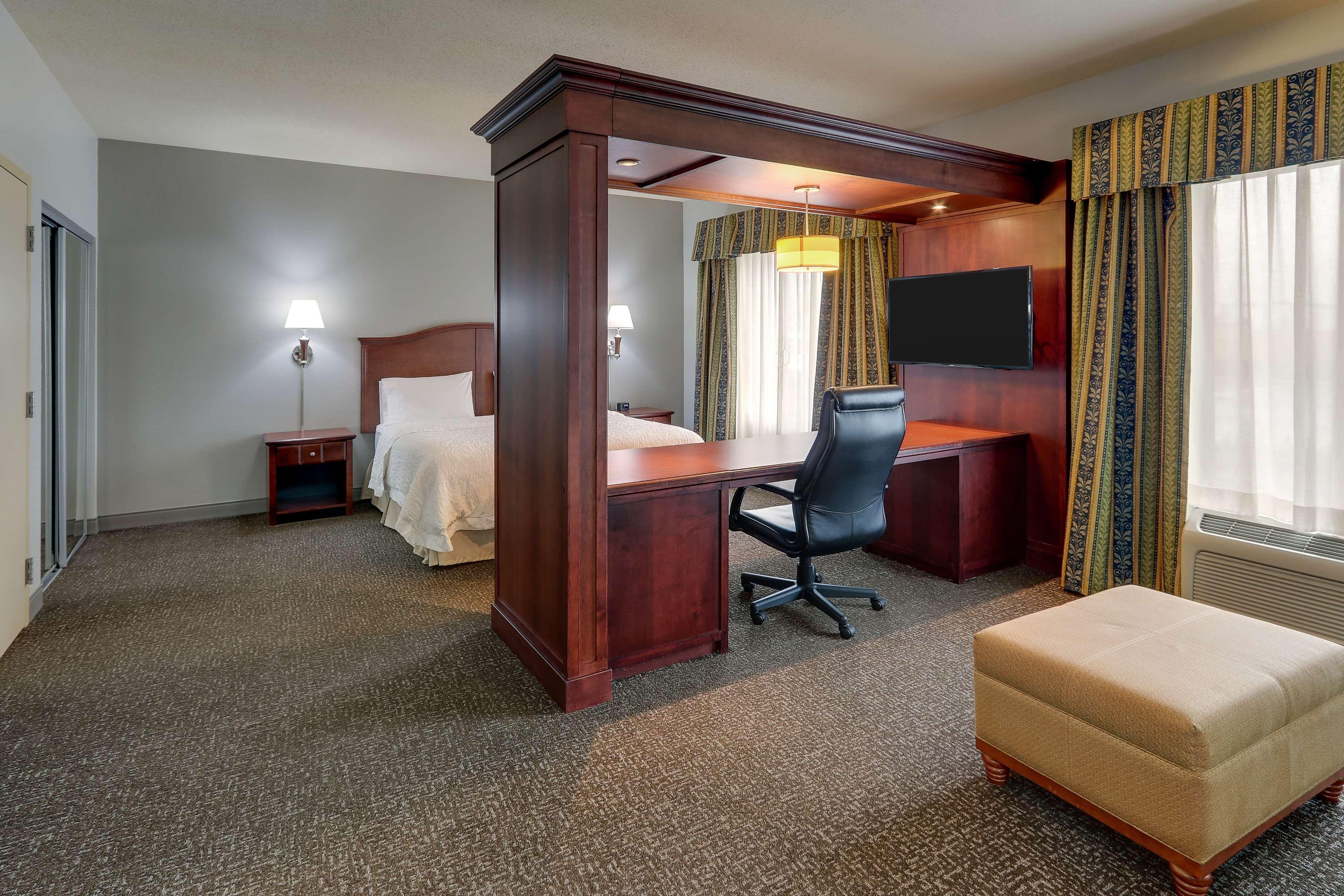 Hampton Inn & Suites Indianapolis-Airport Exterior photo