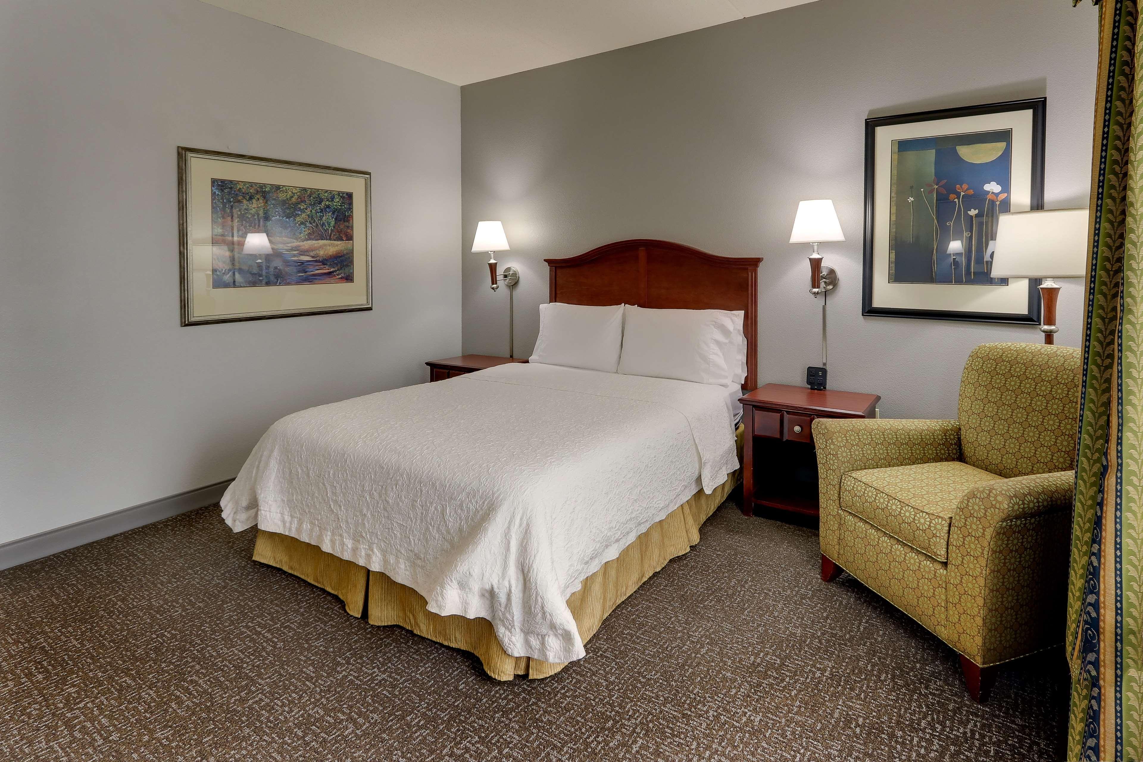 Hampton Inn & Suites Indianapolis-Airport Exterior photo