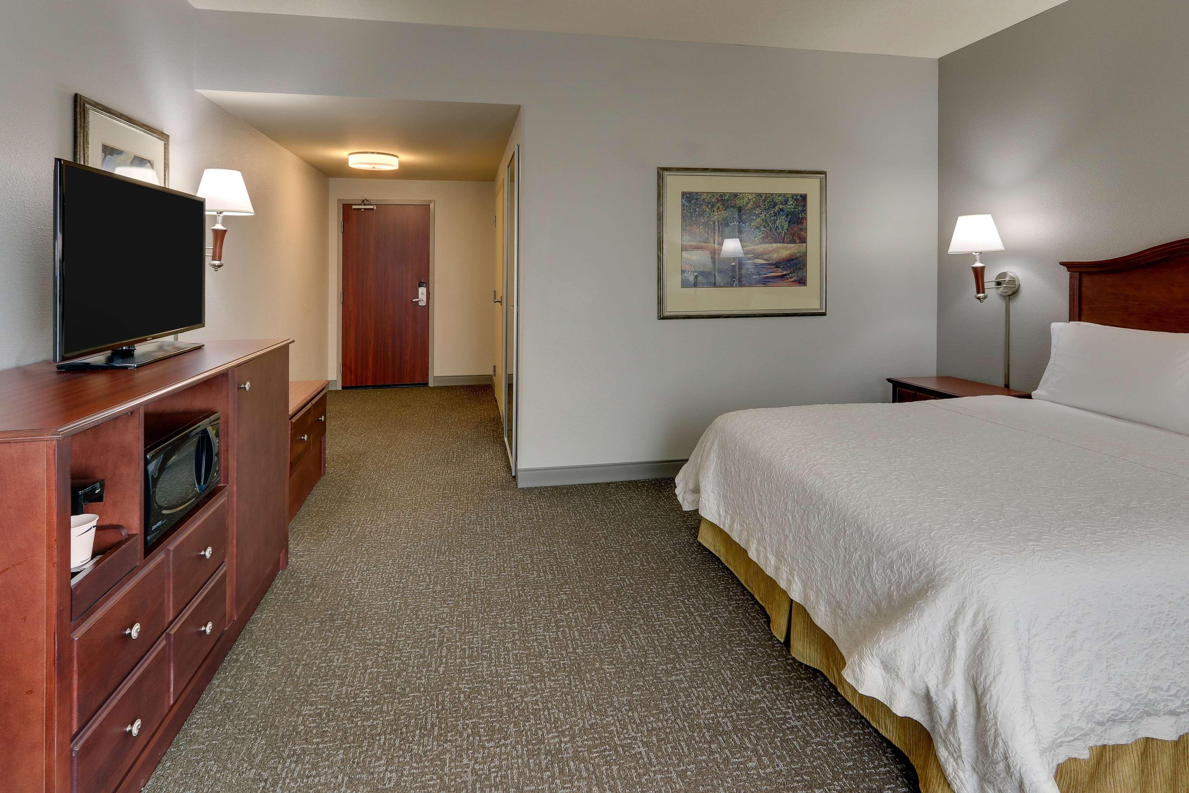 Hampton Inn & Suites Indianapolis-Airport Exterior photo