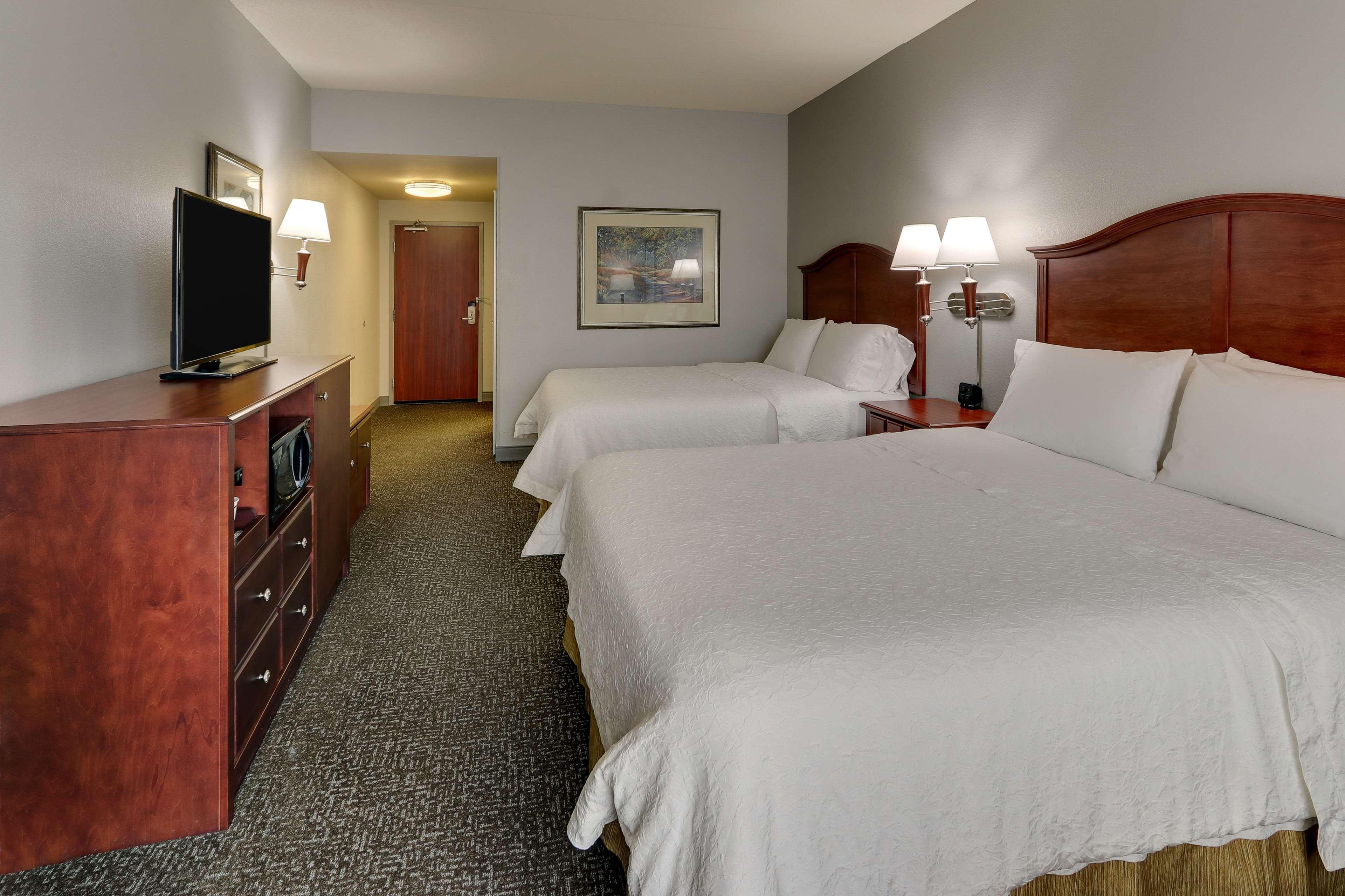 Hampton Inn & Suites Indianapolis-Airport Exterior photo