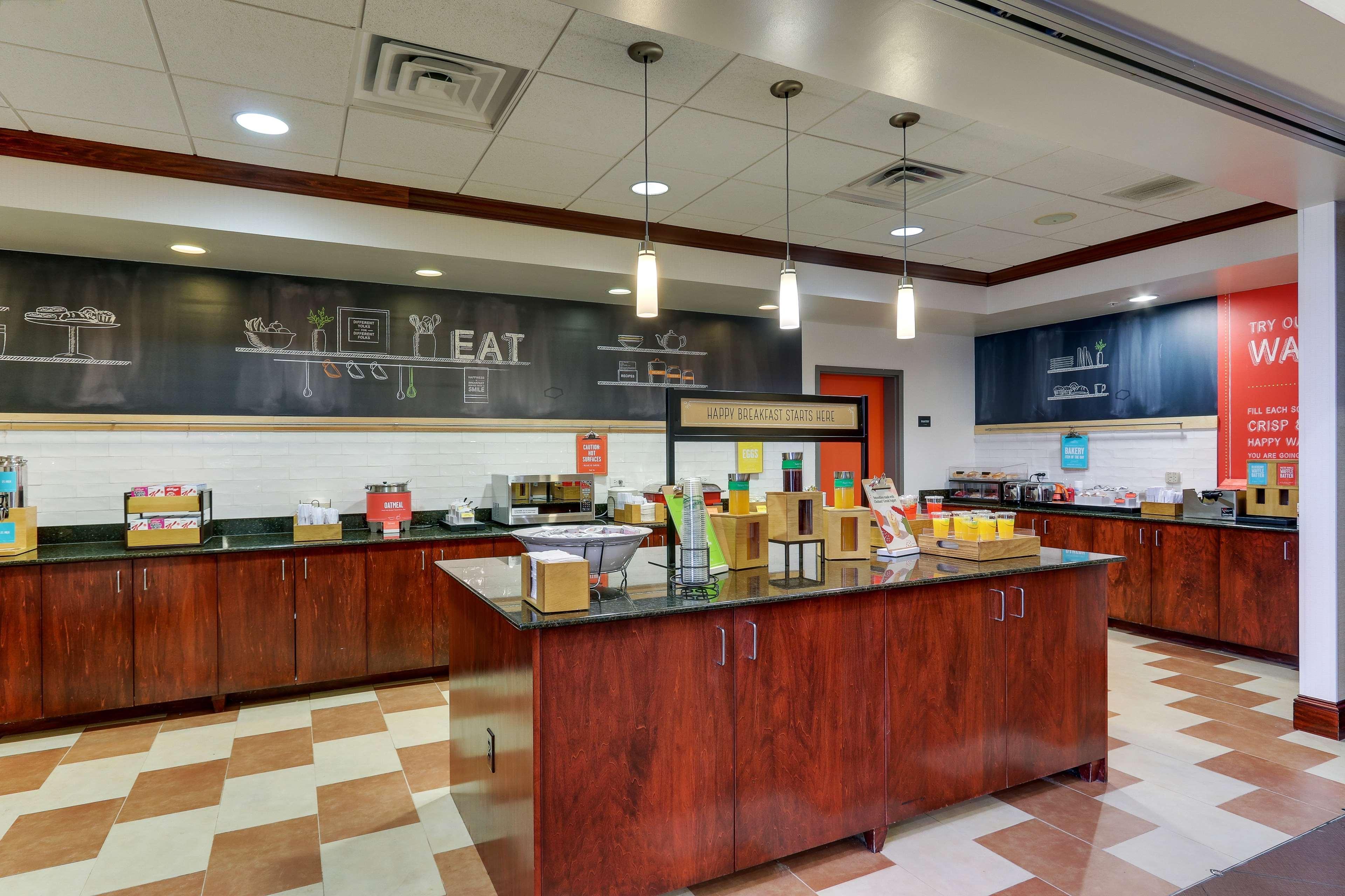 Hampton Inn & Suites Indianapolis-Airport Exterior photo