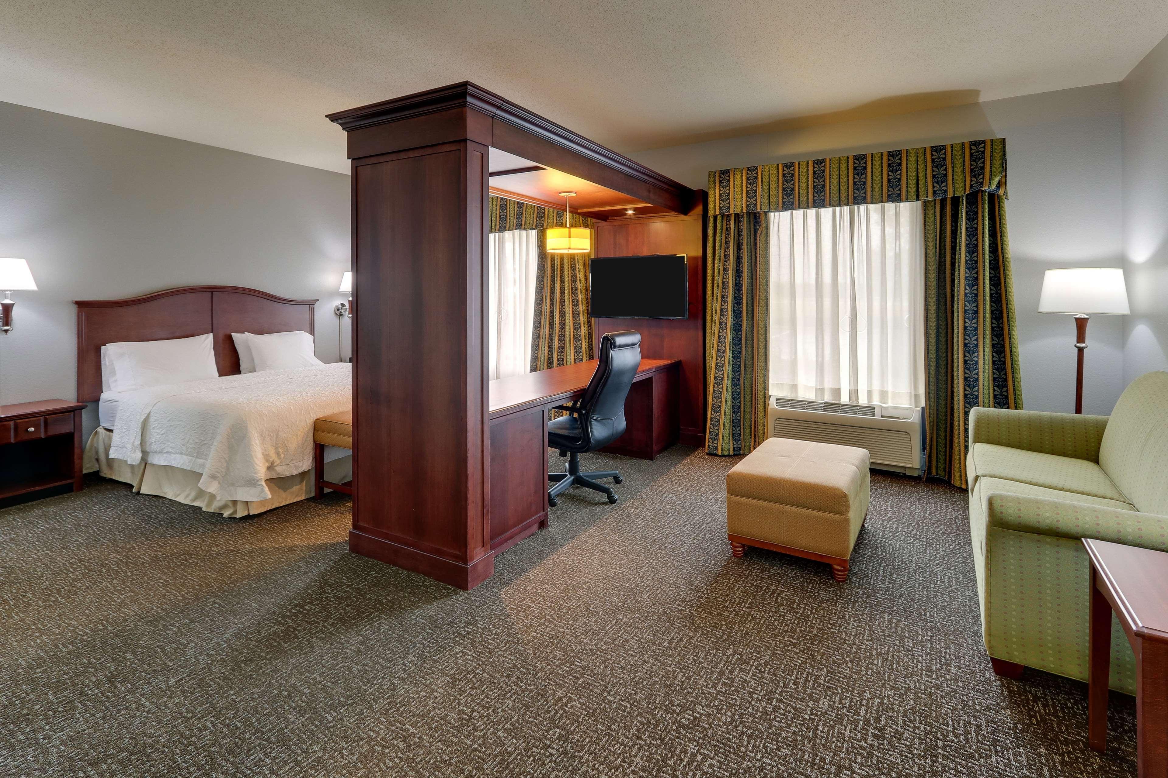 Hampton Inn & Suites Indianapolis-Airport Exterior photo