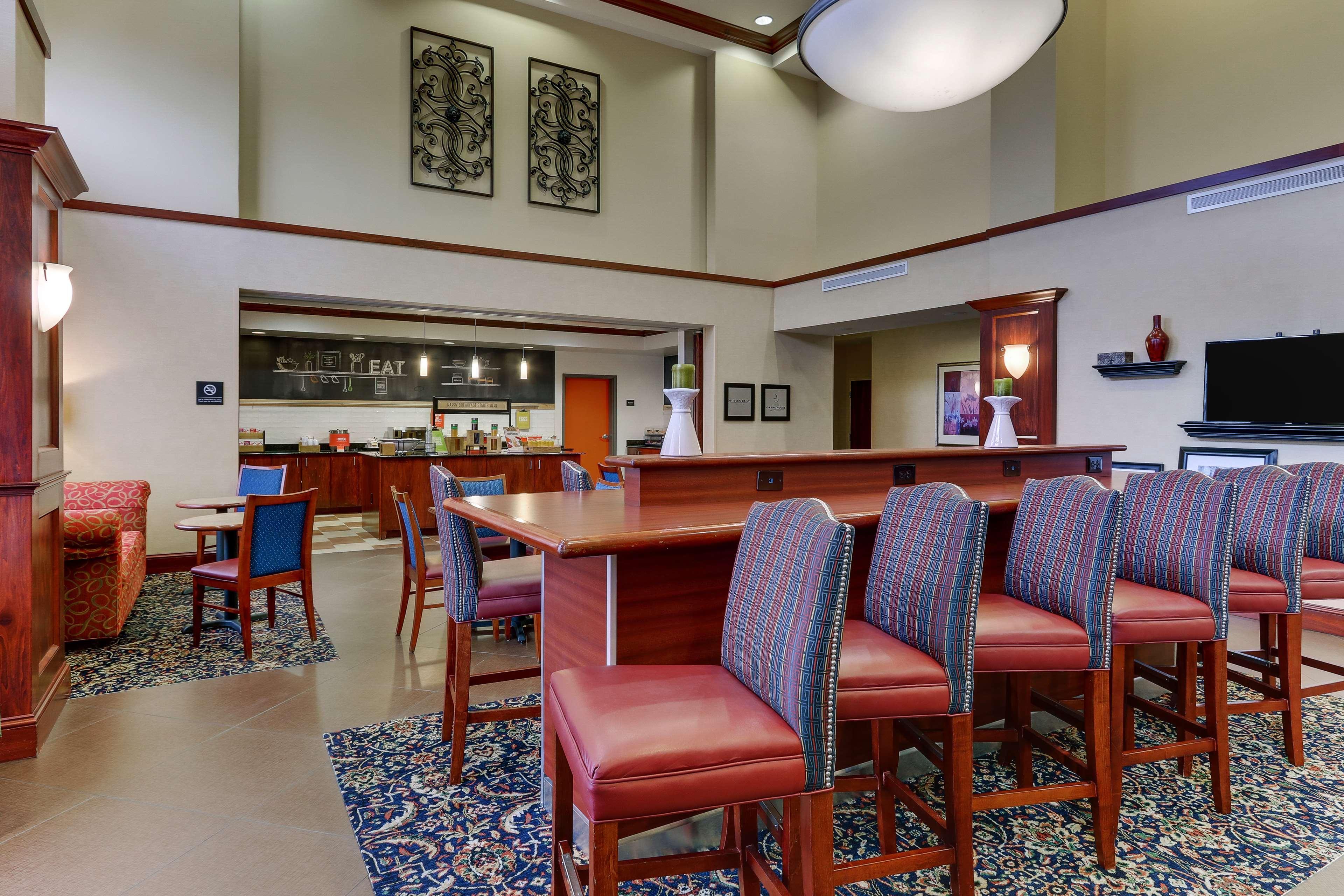 Hampton Inn & Suites Indianapolis-Airport Exterior photo