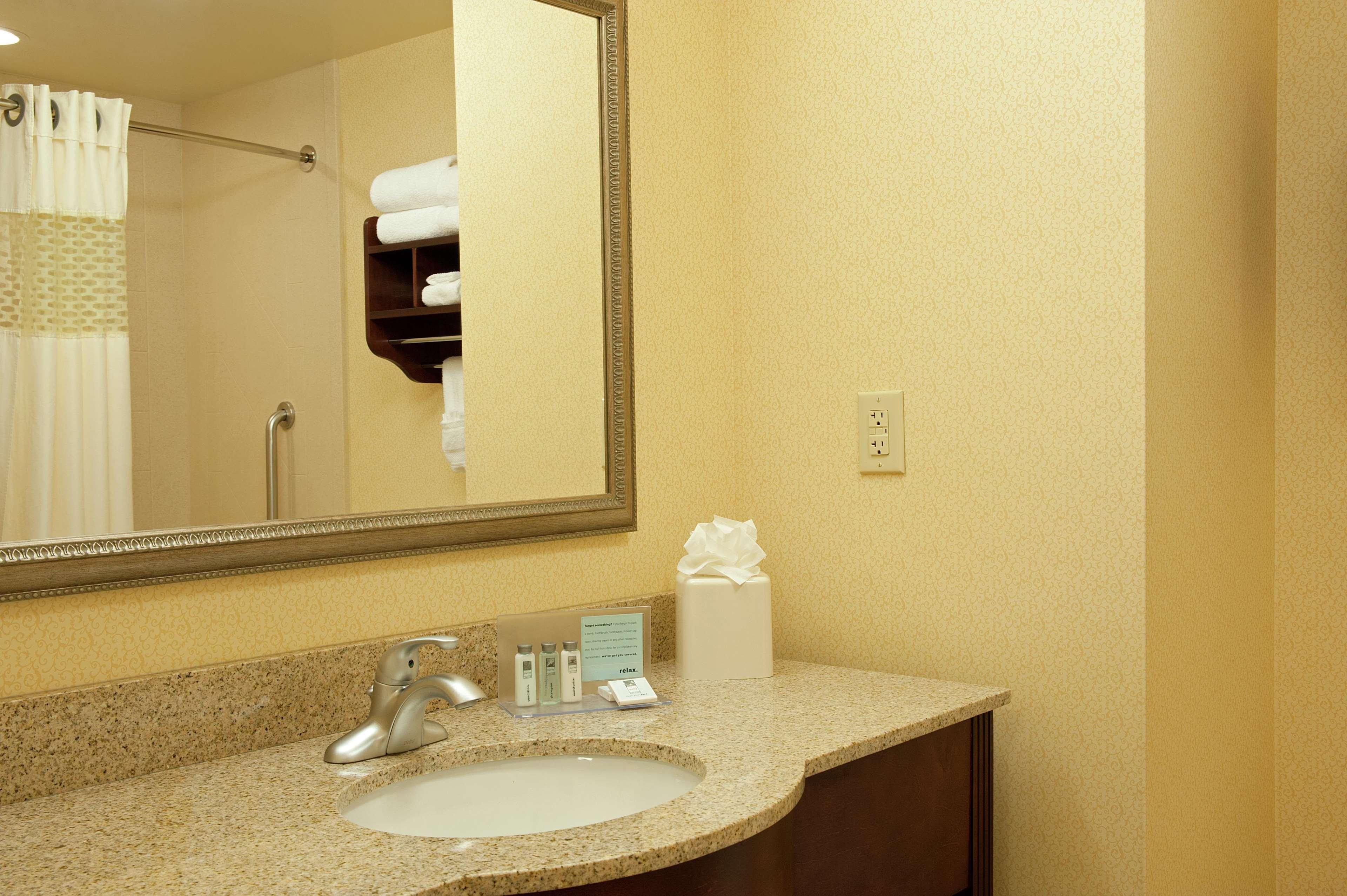 Hampton Inn & Suites Indianapolis-Airport Exterior photo