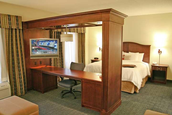 Hampton Inn & Suites Indianapolis-Airport Exterior photo