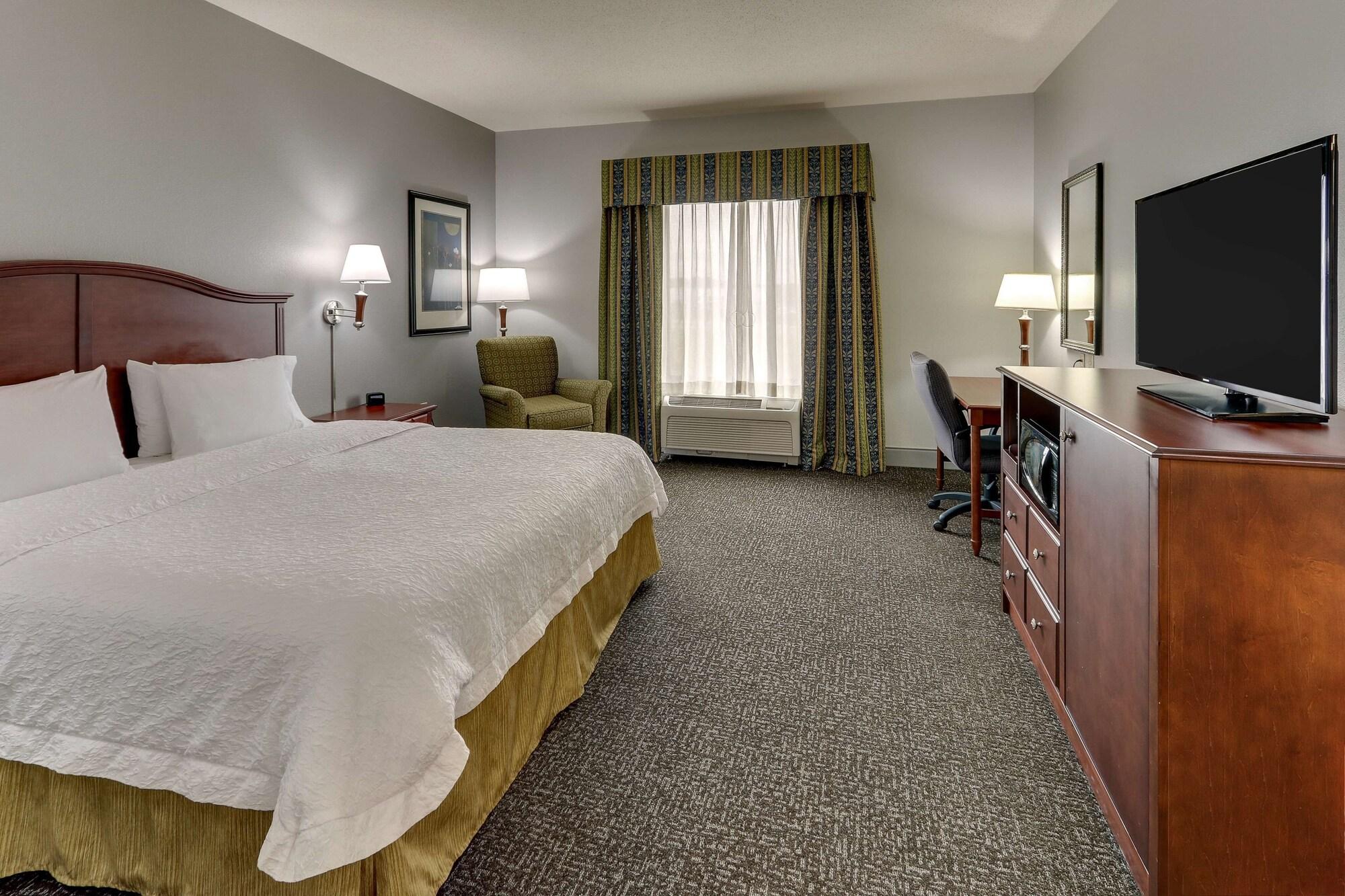 Hampton Inn & Suites Indianapolis-Airport Exterior photo