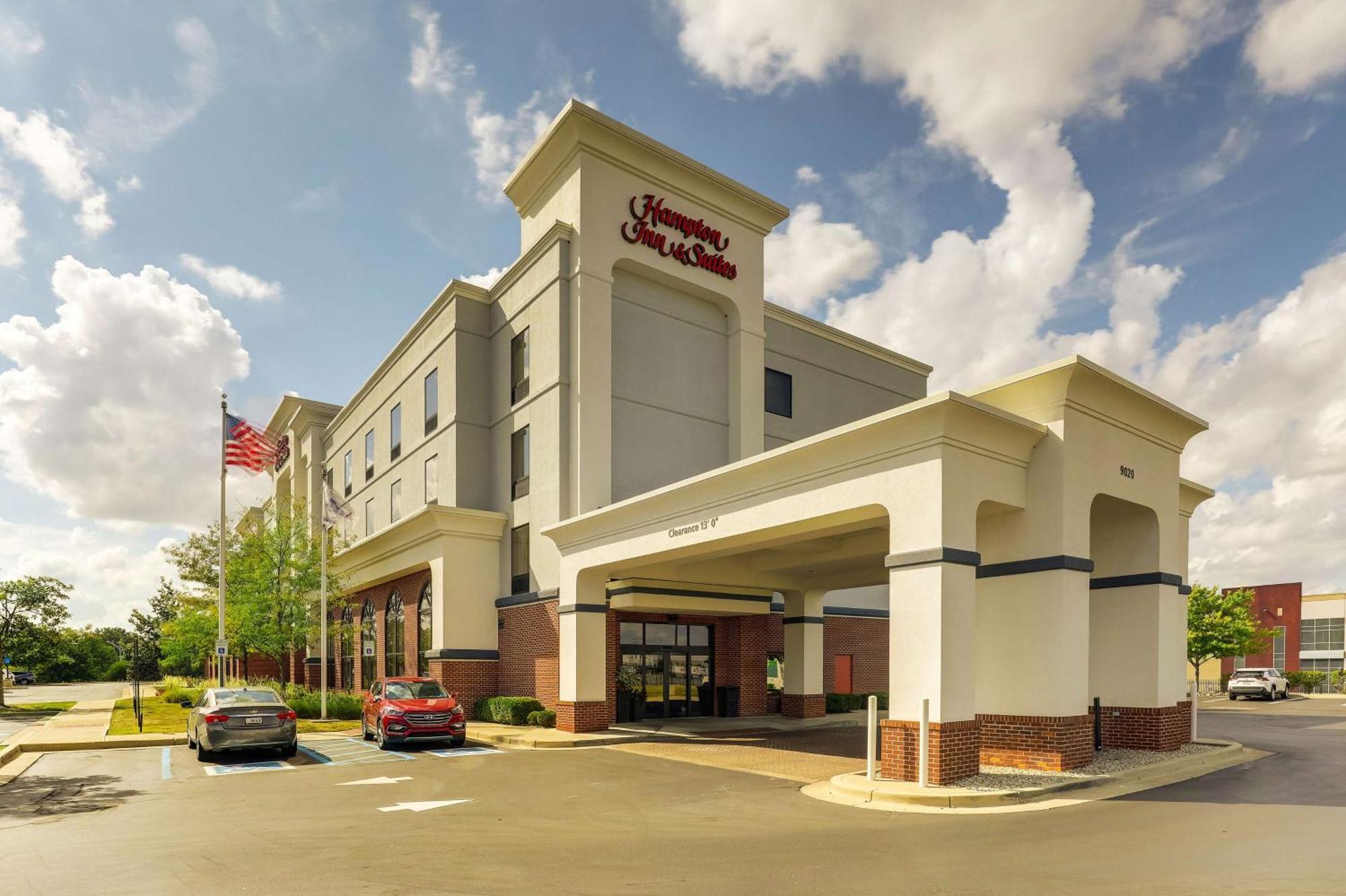 Hampton Inn & Suites Indianapolis-Airport Exterior photo